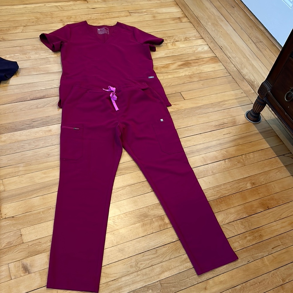 Dark magenta figs scrub set size medium new without tags